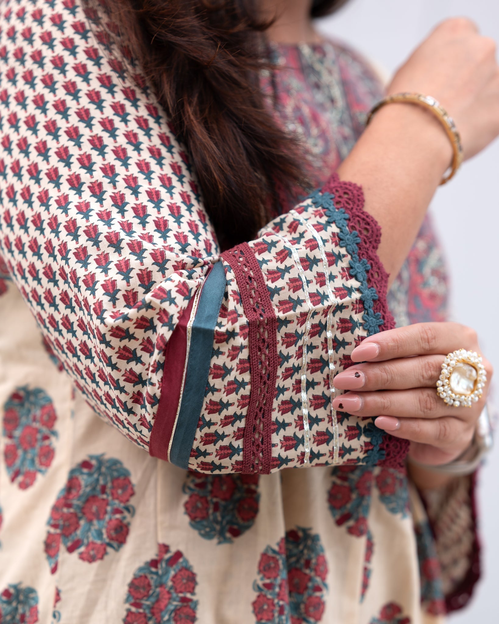 Look straight out of a dreamy movie set as you turn around and walk in this elegant flaired suit ! The perfect of traditional wear(PFAB107)