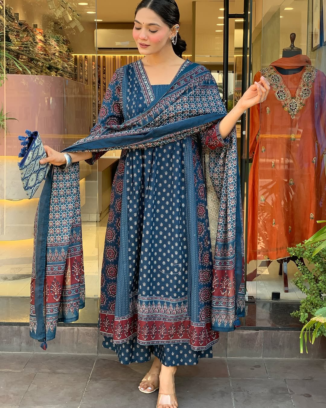 Featuring beautiful Heavy Suit Set which is beautifully decorated with handwork weaving and prints. It i paired with matching pants and dupatta. (SWRD100)