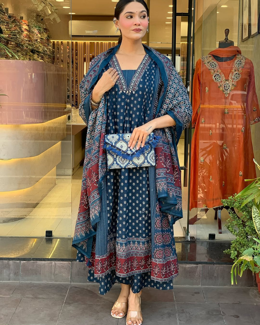 Featuring beautiful Heavy Suit Set which is beautifully decorated with handwork weaving and prints. It i paired with matching pants and dupatta. (SWRD100)