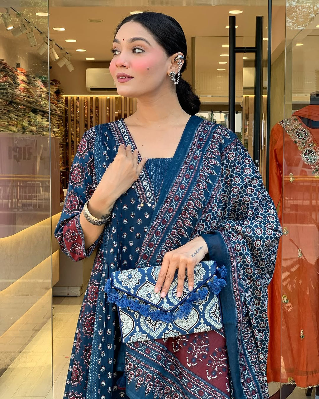 Featuring beautiful Heavy Suit Set which is beautifully decorated with handwork weaving and prints. It i paired with matching pants and dupatta. (SWRD100)
