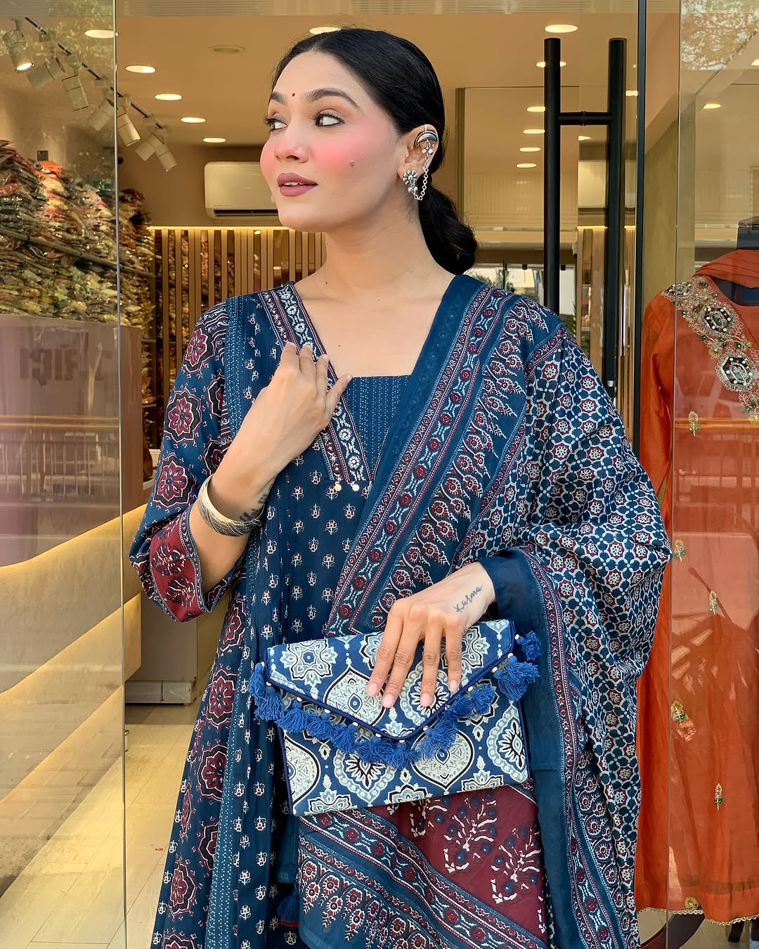 Featuring beautiful Heavy Suit Set which is beautifully decorated with handwork weaving and prints. It i paired with matching pants and dupatta. (SWRD100)