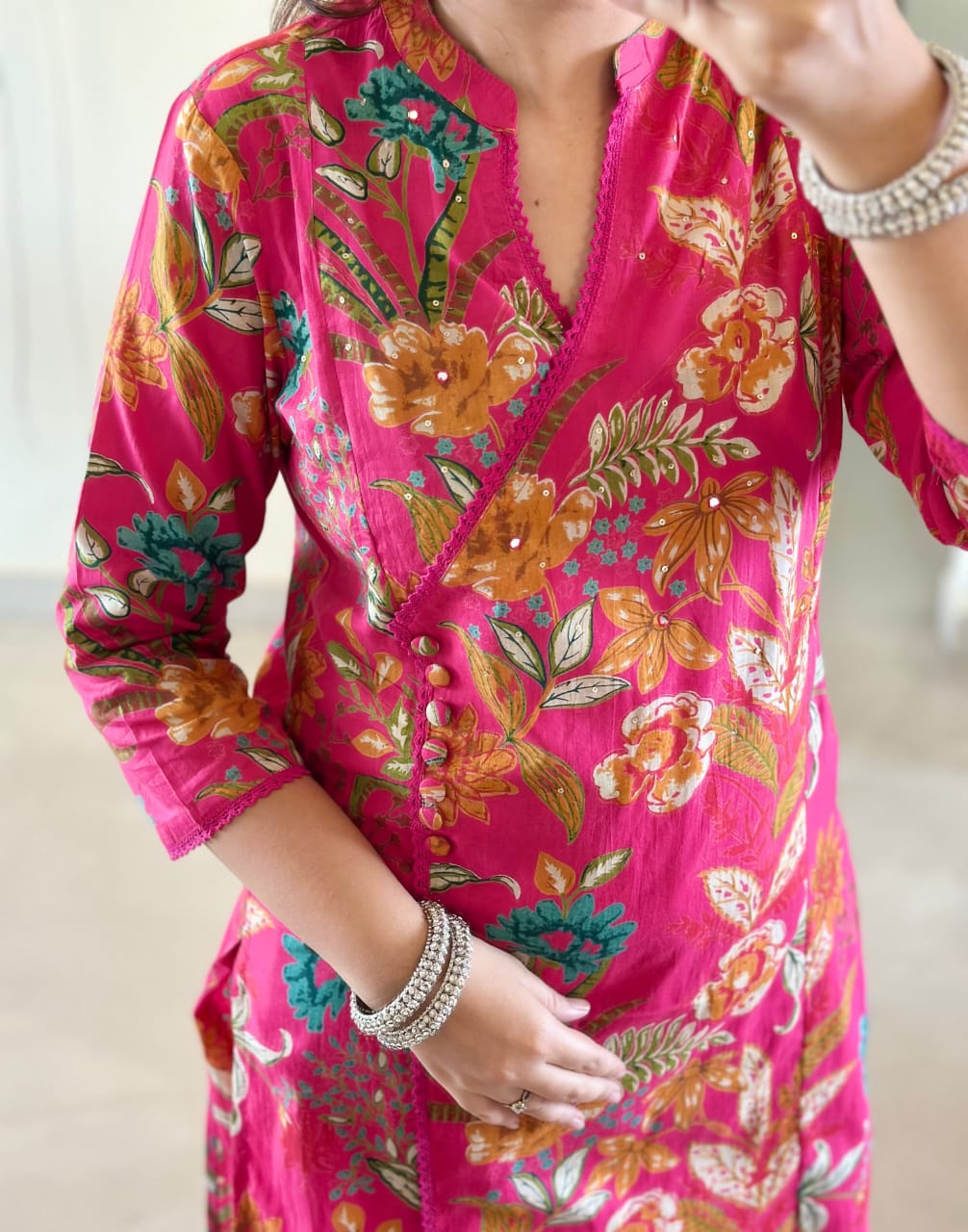 Featuring beautiful Heavy Suit Set which is beautifully decorated with handwork weaving and prints. It is paired with matching pants and dupatta.