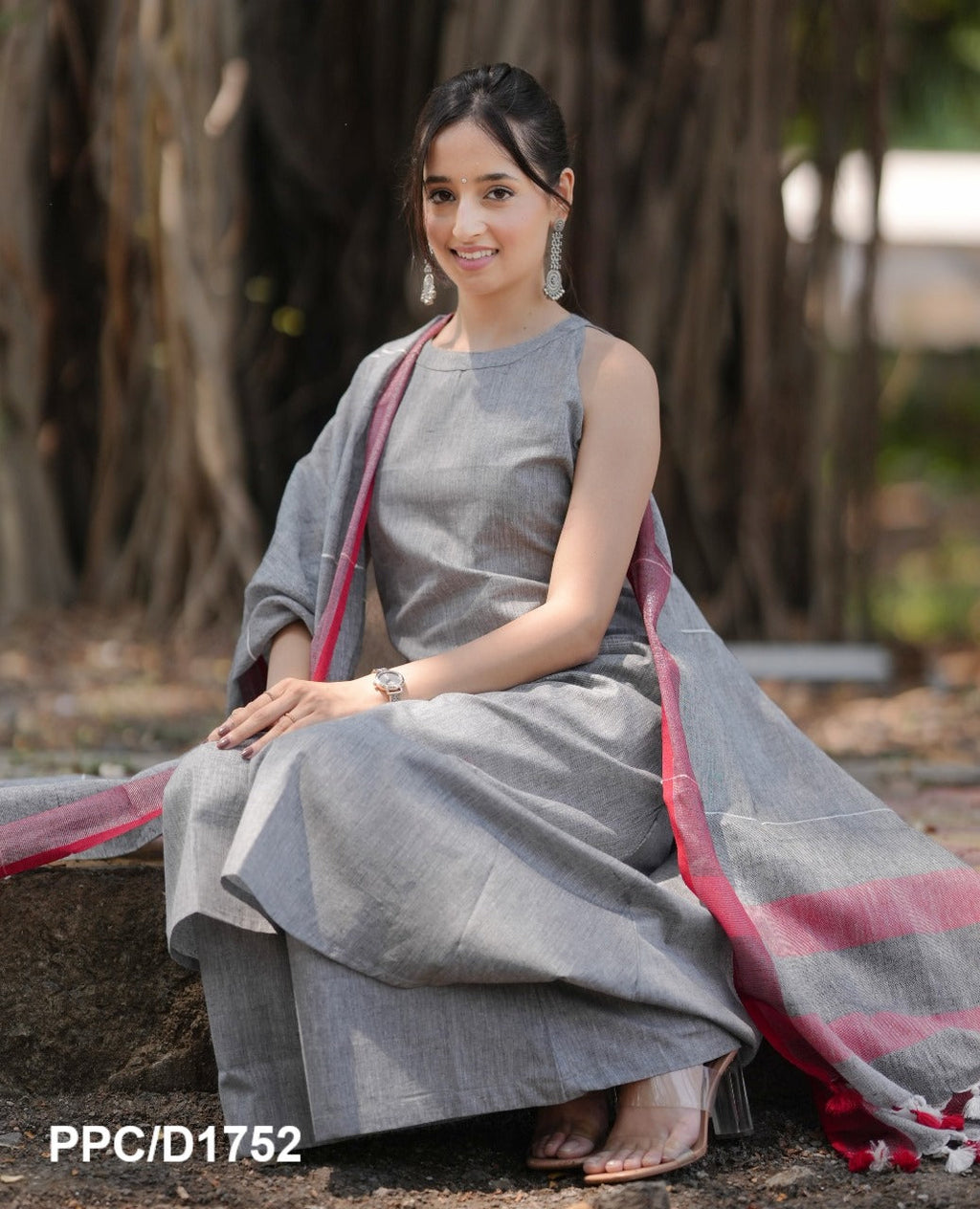 ELEVATE UR STYLE IN OUR CLASSY HAMDLOOM A LINE KURTI IN TRENDY HALTER NECK STYLE PAIRED WITH PURE LINEN DUPATTA PERFECT FOR ALL OCCASIONS