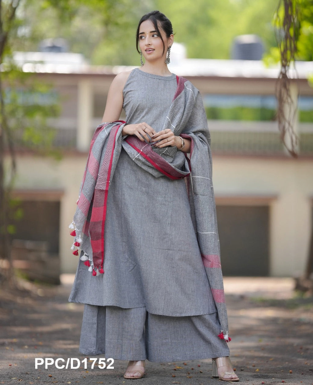ELEVATE UR STYLE IN OUR CLASSY HAMDLOOM A LINE KURTI IN TRENDY HALTER NECK STYLE PAIRED WITH PURE LINEN DUPATTA PERFECT FOR ALL OCCASIONS