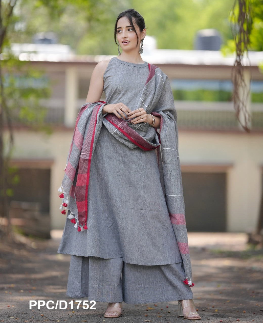ELEVATE UR STYLE IN OUR CLASSY HAMDLOOM A LINE KURTI IN TRENDY HALTER NECK STYLE PAIRED WITH PURE LINEN DUPATTA PERFECT FOR ALL OCCASIONS