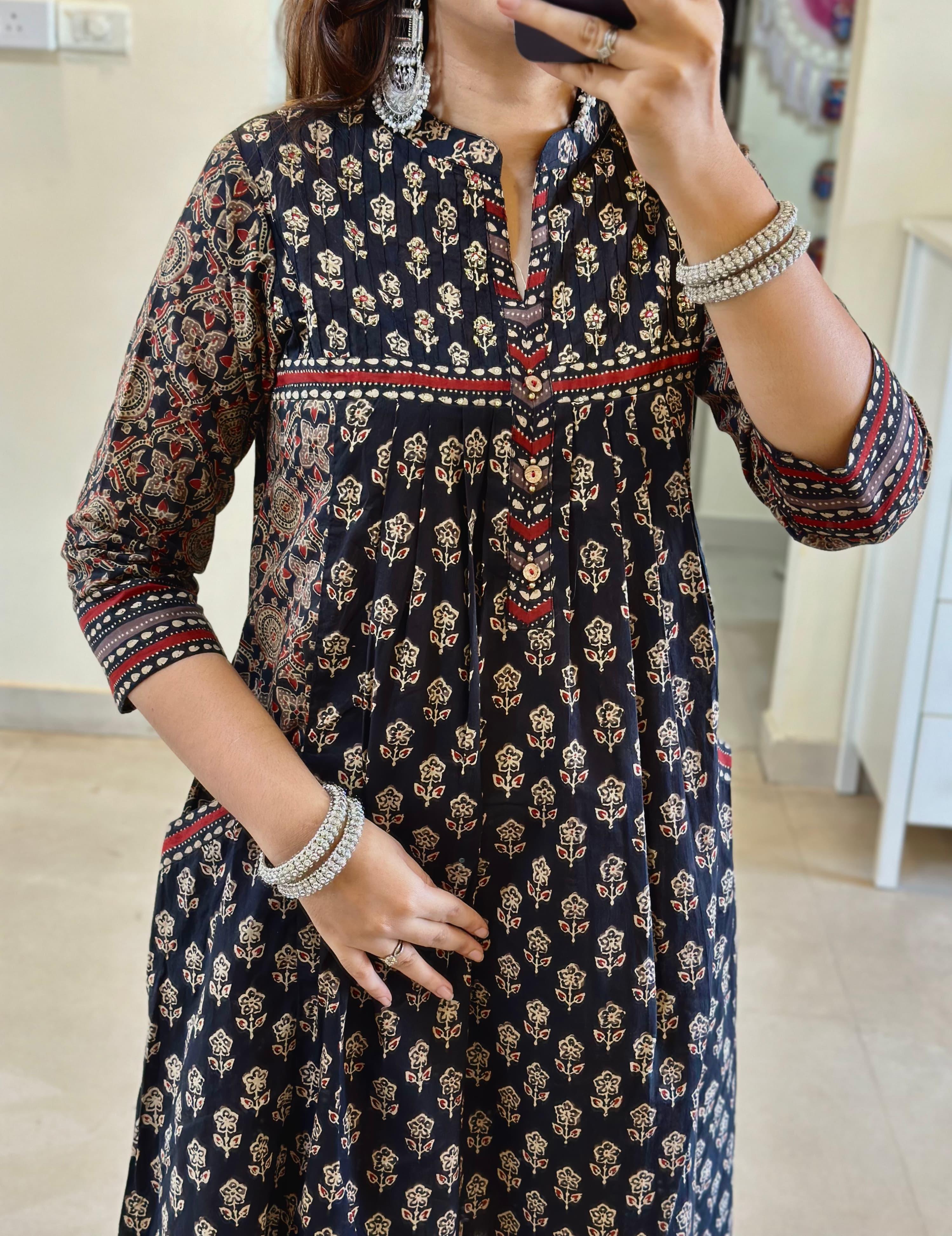 Look straight out of a dreMakes an enticing appearance at traditional events by wearing this handloom cotton kurta pant and  Dupatta set(PFAB105)