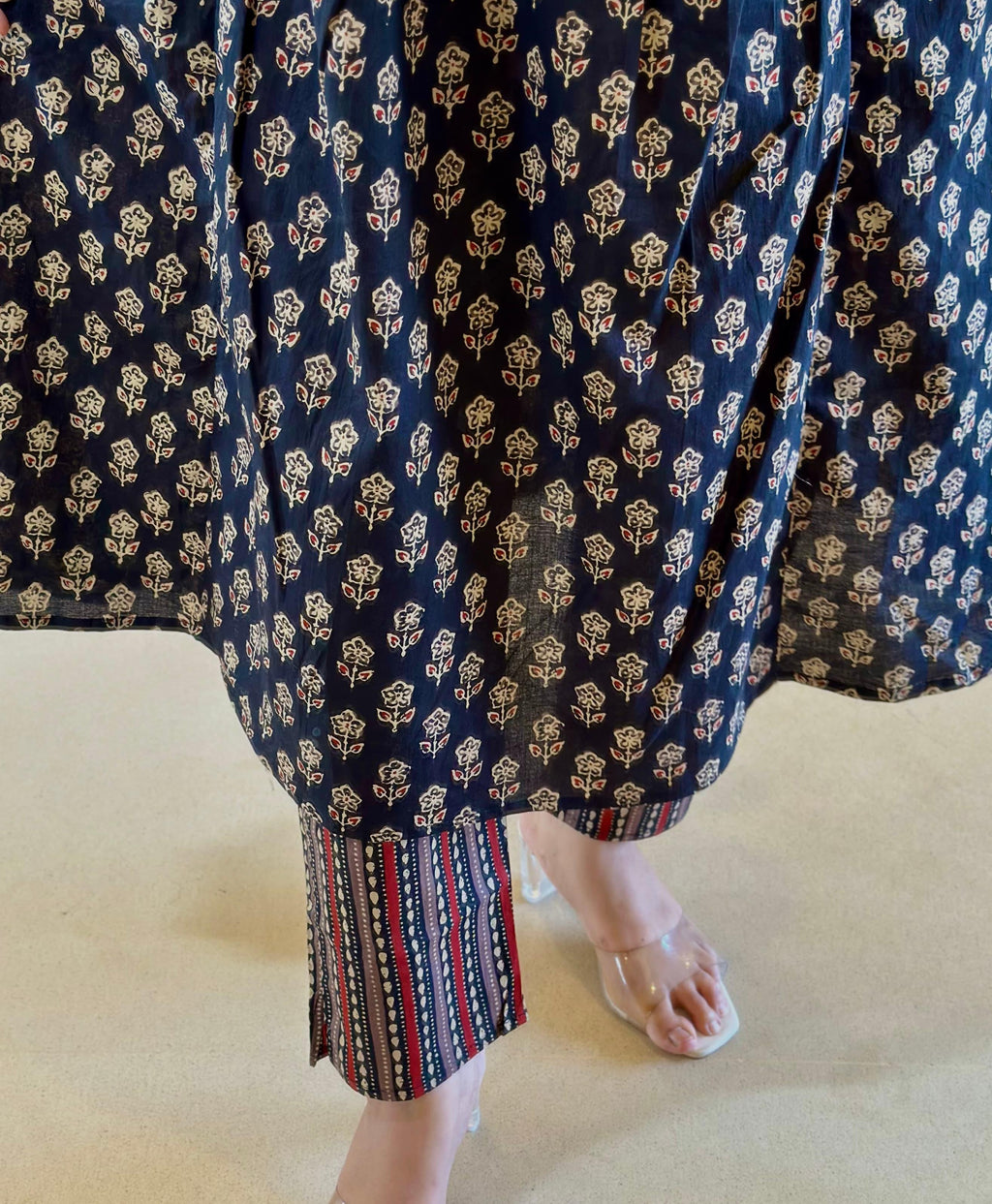 Look straight out of a dreMakes an enticing appearance at traditional events by wearing this handloom cotton kurta pant and  Dupatta set(PFAB105)