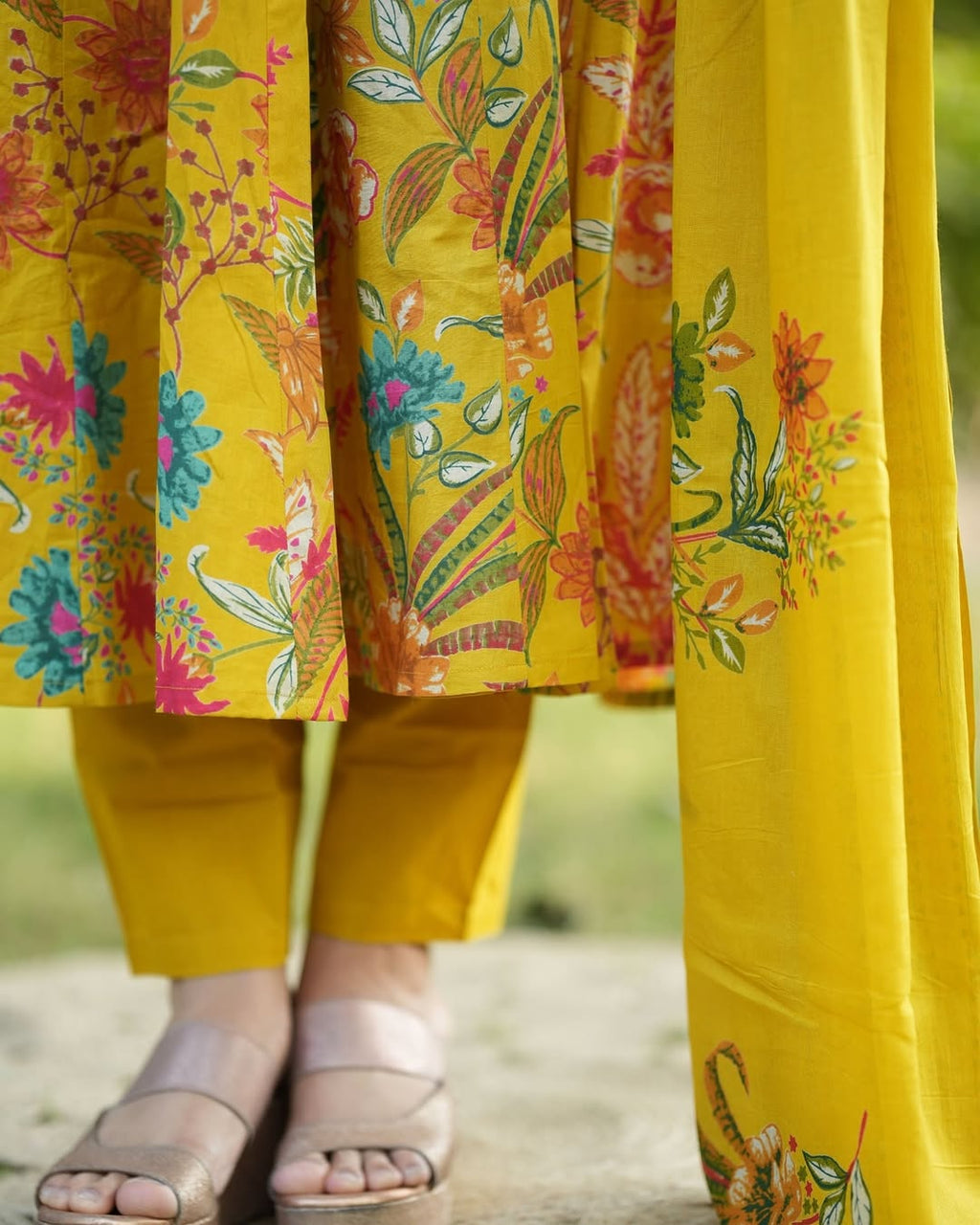 Look straight out of a dreamy movie set as you turn around and walk in this elegant flaired suit ! The perfect of traditional wear(PFAB154)