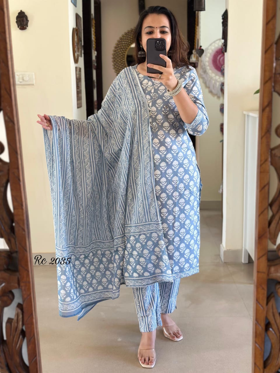 Look straight out of a dreamy movie set as you turn around and walk in this elegant flaired suit ! The perfect of traditional wear