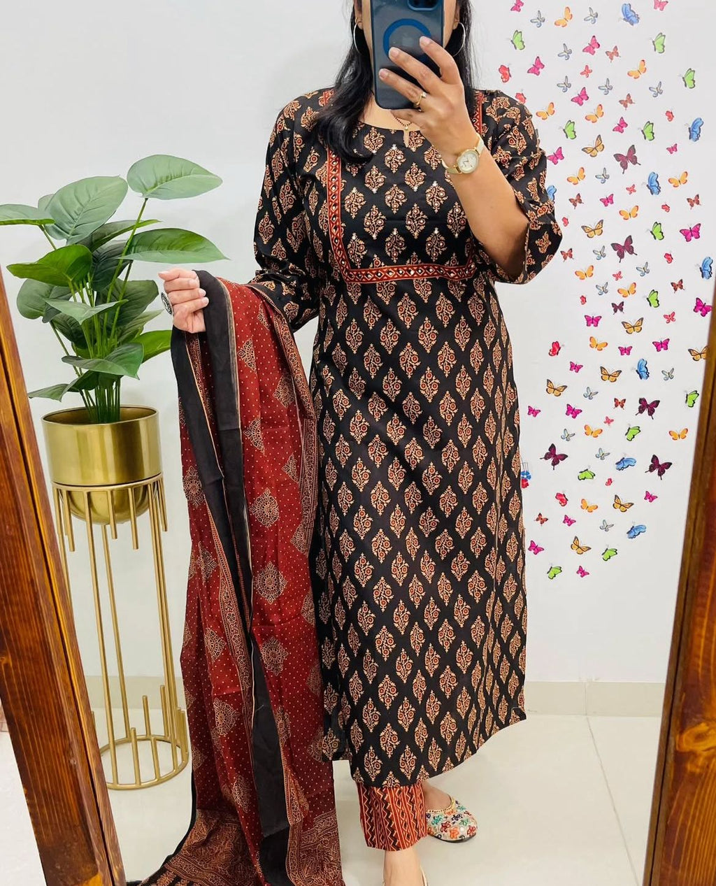 Look straight out of a dreamy movie set as you turn around and walk in this elegant flaired suit (PFAB1421)