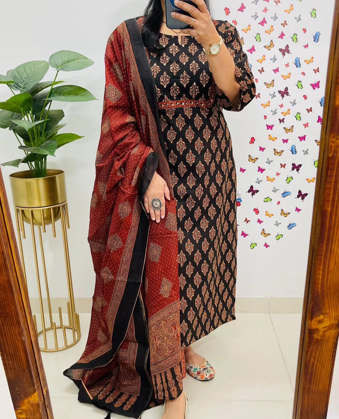 Look straight out of a dreamy movie set as you turn around and walk in this elegant flaired suit (PFAB1421)