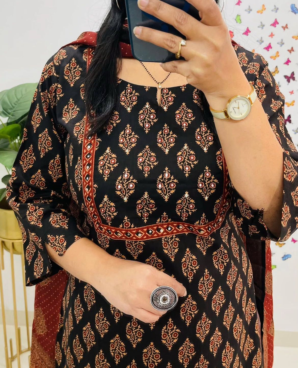 Look straight out of a dreamy movie set as you turn around and walk in this elegant flaired suit (PFAB1421)