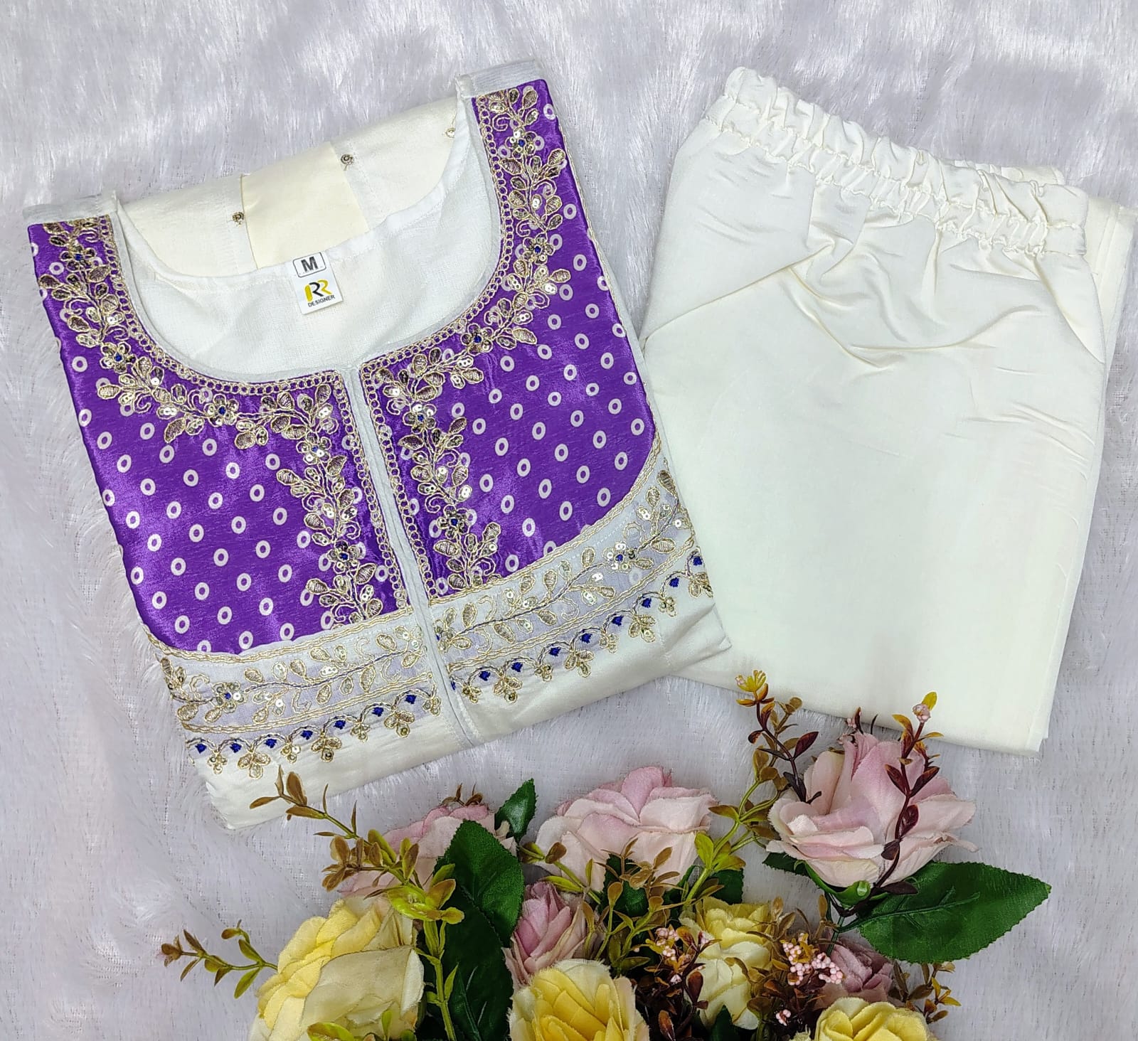 Featuring beautiful Heavy Set which is beautifully decorated Embroidered🪡and work.  (RRRD08)