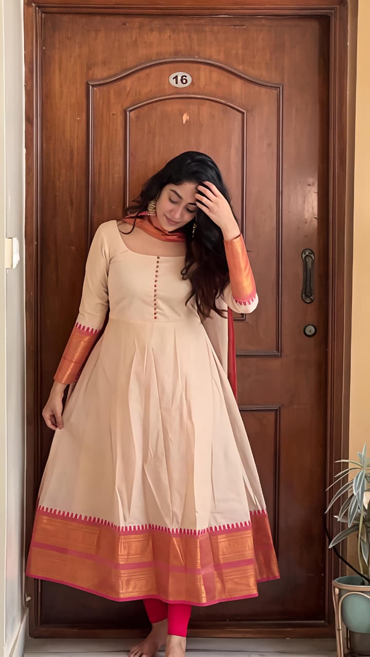 Featuring beautiful Heavy Suit Set which is beautifully decorated potli🪡. It is paired with matching duppata (RRRD01)