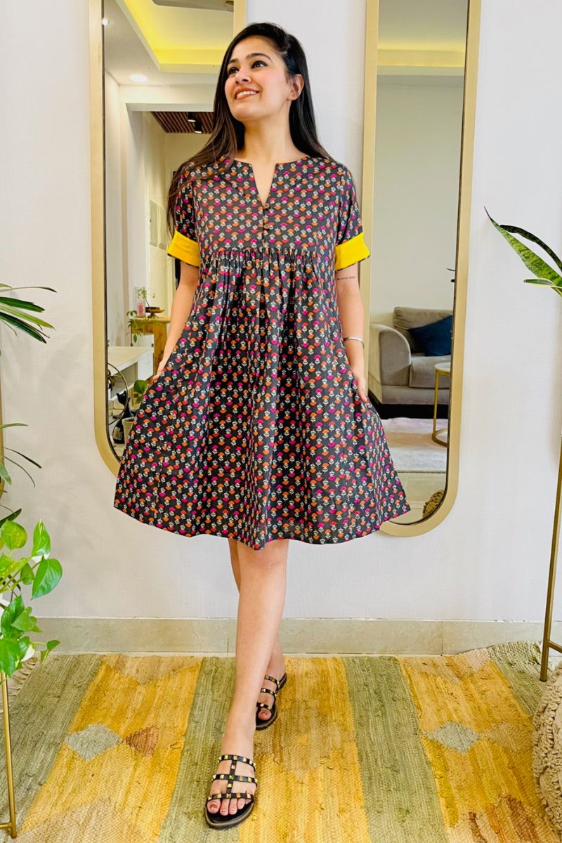 BLACK BLOCK PRINT FLARED DRESS - salesmania